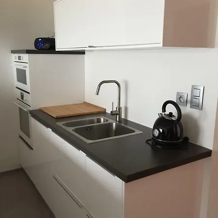 Appartement Poire Et Table 1