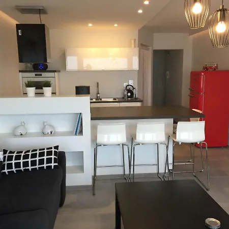 Appartement Poire Et Table 1